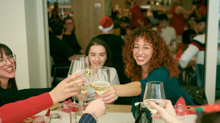Cómo organizar la cena de empresa de Navidad: guía paso a paso [2026]