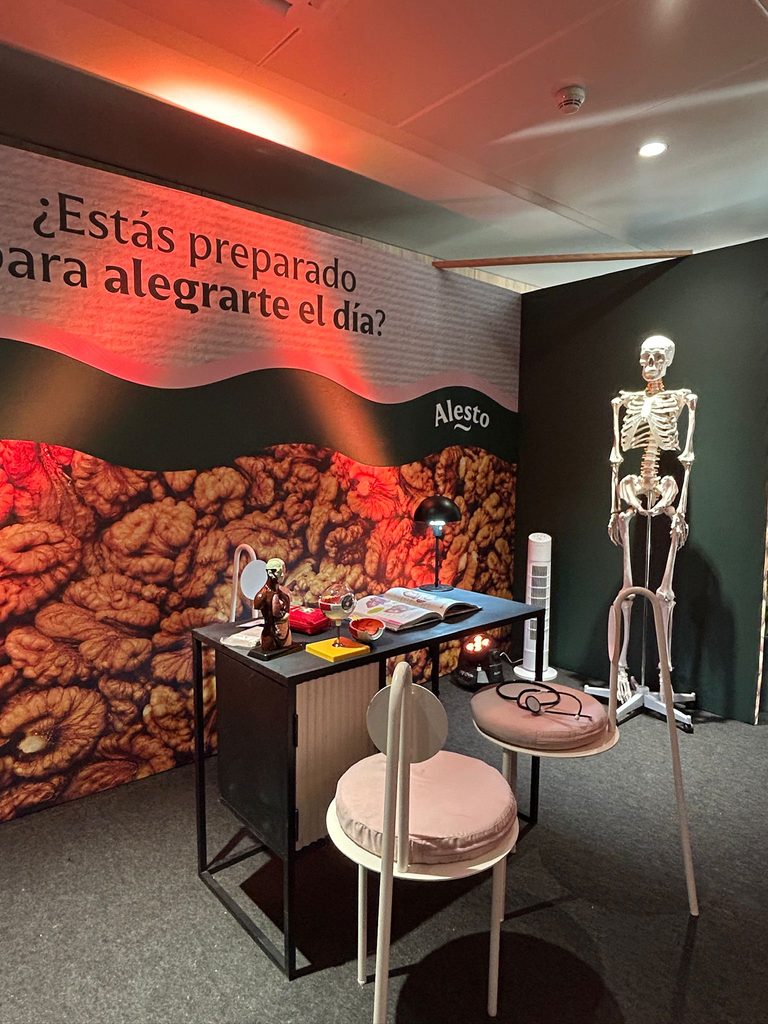 El set del Brand Day de Alesto con el fondo «¿Estás preparado para alegrarte el día?»