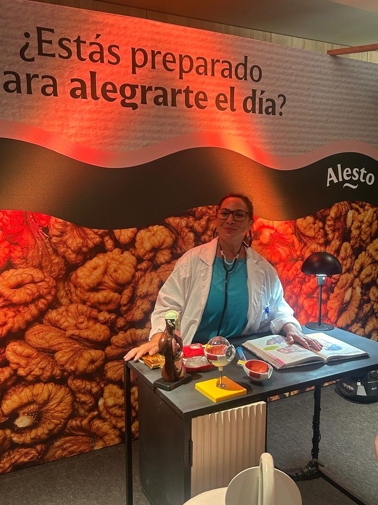 La actriz, en su papel de doctora, atendiendo en el circuito del Brand Day de Alesto