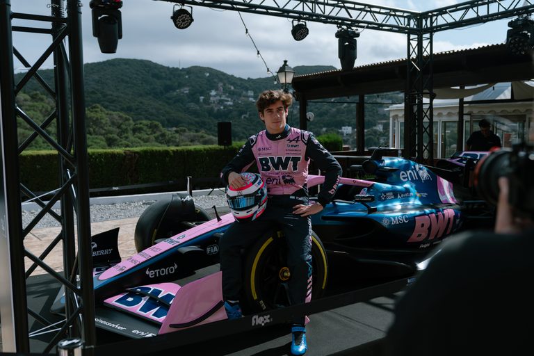 Franco Colapinto junto al monoplaza de Alpine F1 en la Gala Diamond 2026 de eToro Club