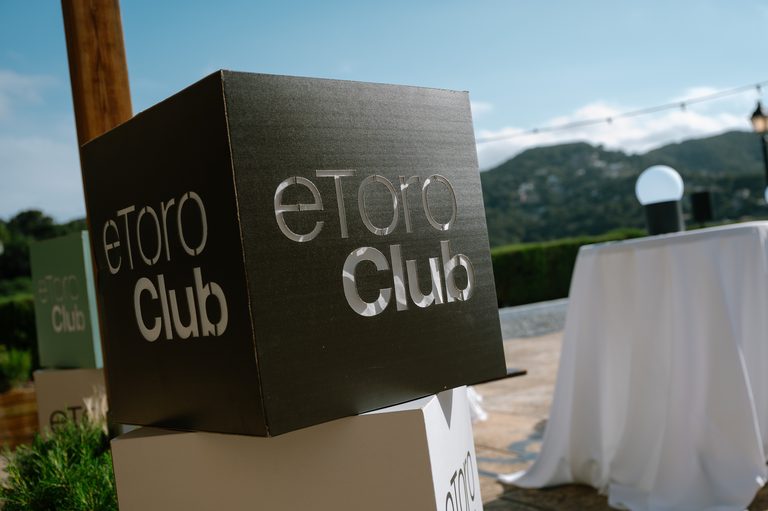 Cubo con el logotipo de eToro Club en la terraza del evento