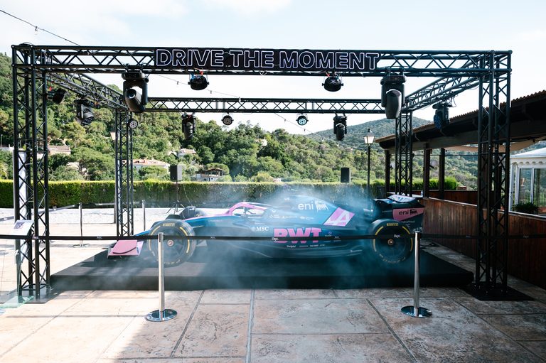 El monoplaza de Alpine F1 bajo la estructura «Drive the Moment» de la Gala Diamond