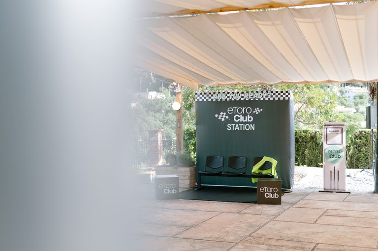 eToro Club Station con la Gift Shop a medida de la gala