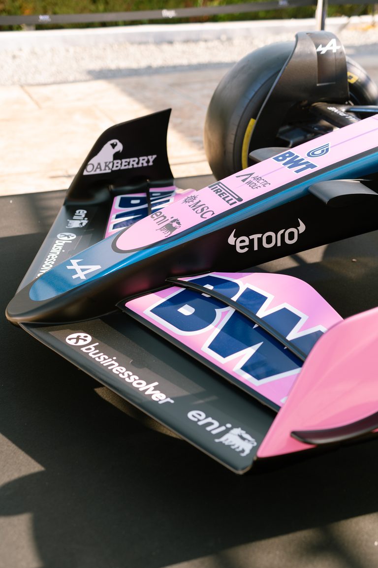 Detalle del alerón del monoplaza de Alpine F1 con los logotipos de eToro y BWT