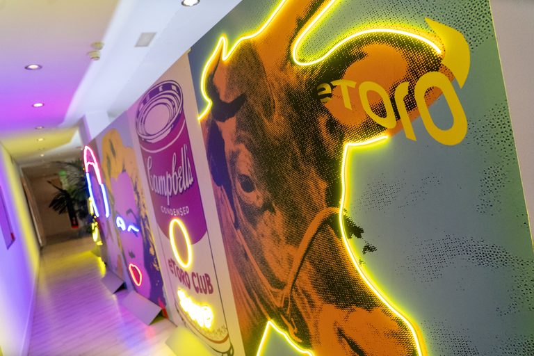 Neón de eToro junto a una obra de Warhol en la Gala Diamond en el Museo Thyssen