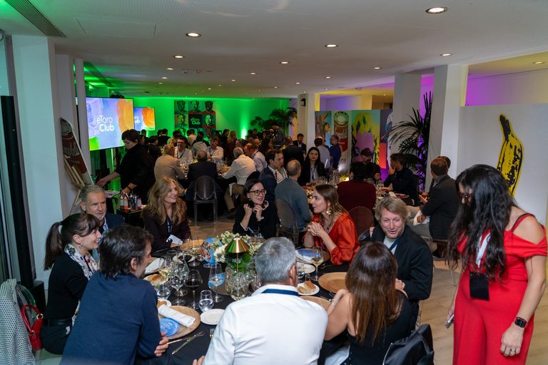 Invitados durante la cena de gala de eToro en la planta superior del Museo Thyssen