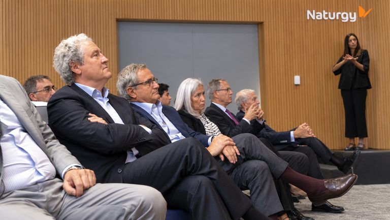 Invitados en las primeras filas durante la gala, con una intérprete de lengua de signos al fondo