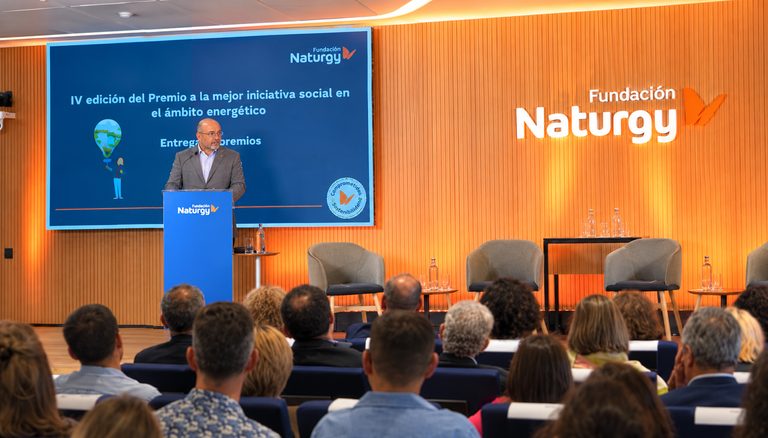 El público durante una intervención en el atril, bajo las pantallas de la Fundación Naturgy