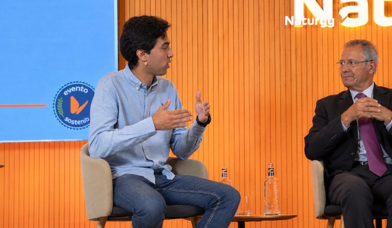 Conversación entre dos ponentes en las butacas del escenario