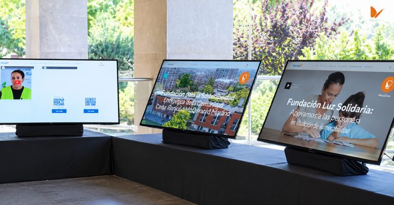 Las pantallas de la exposición interactiva de los proyectos finalistas, en el vestíbulo