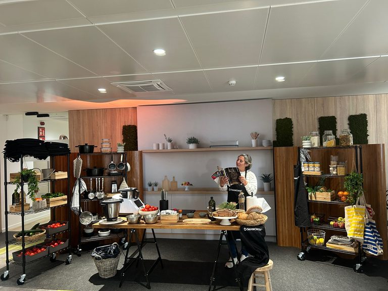 La estación de cocina del Brand Day de Silvercrest, con la anfitriona entre los electrodomésticos