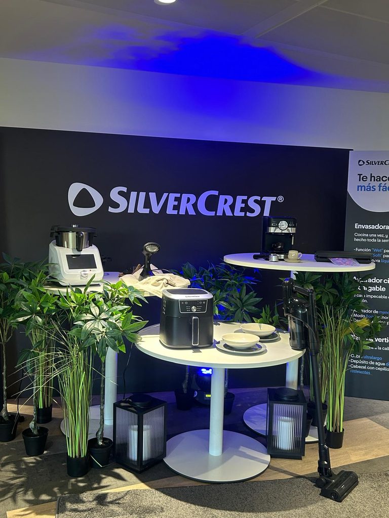 Stand de Silvercrest con los pequeños electrodomésticos expuestos bajo luz azul