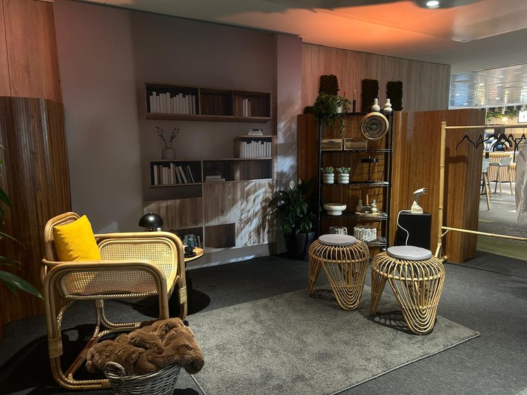 La estación del salón: sillón de ratán, estanterías y textiles del hogar Silvercrest