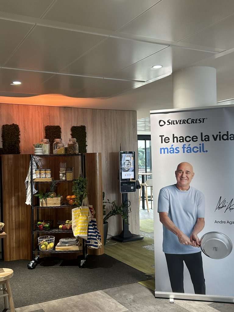 Roll-up de la campaña de Silvercrest «Te hace la vida más fácil» junto a una estantería del set