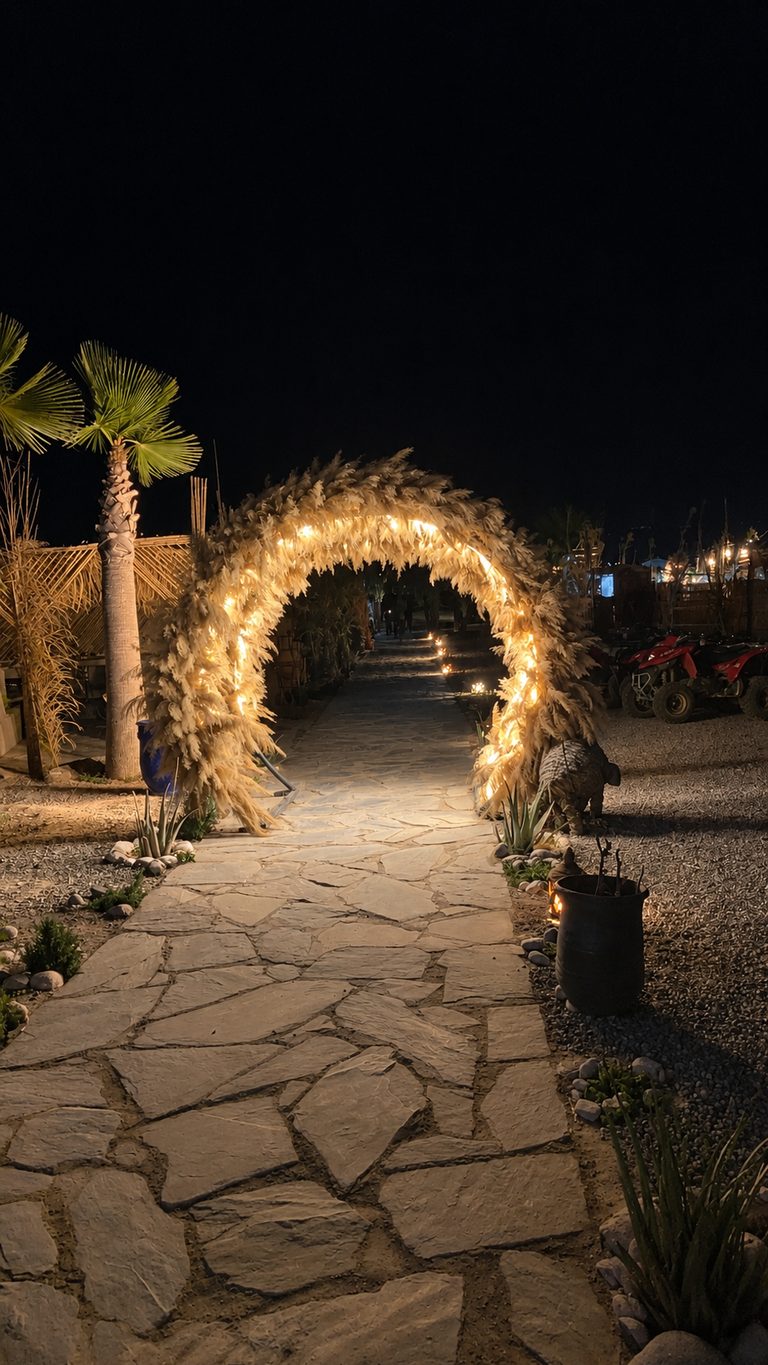 Camino iluminado con un arco de luces por la noche