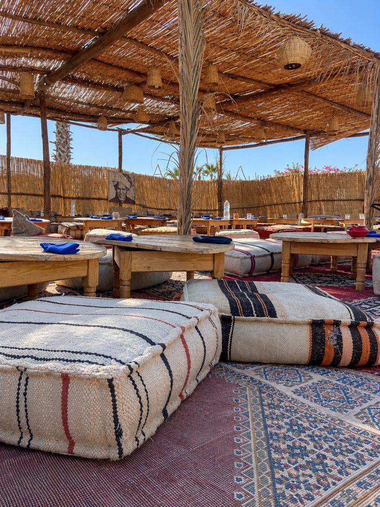 Zona de descanso con cojines bajo una pérgola de cañizo