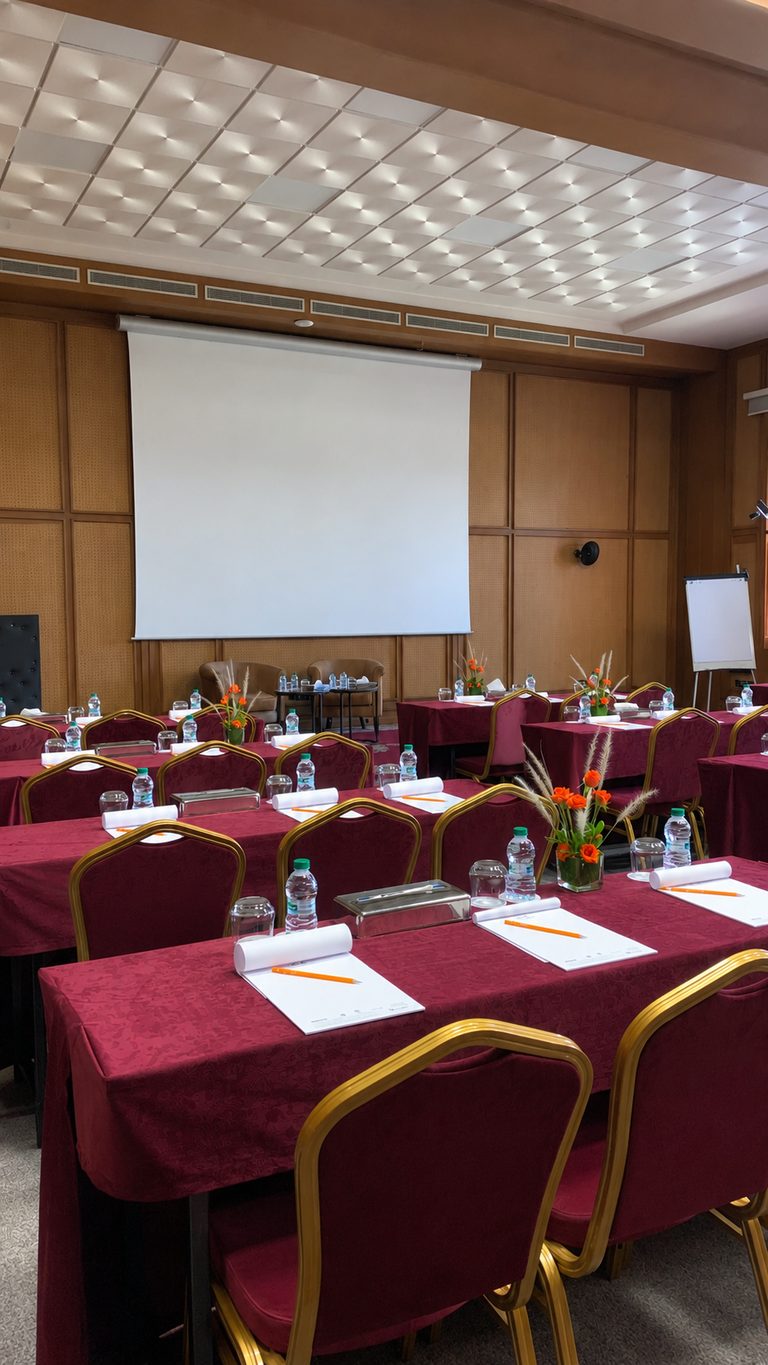 Sala de reuniones preparada para las sesiones de trabajo