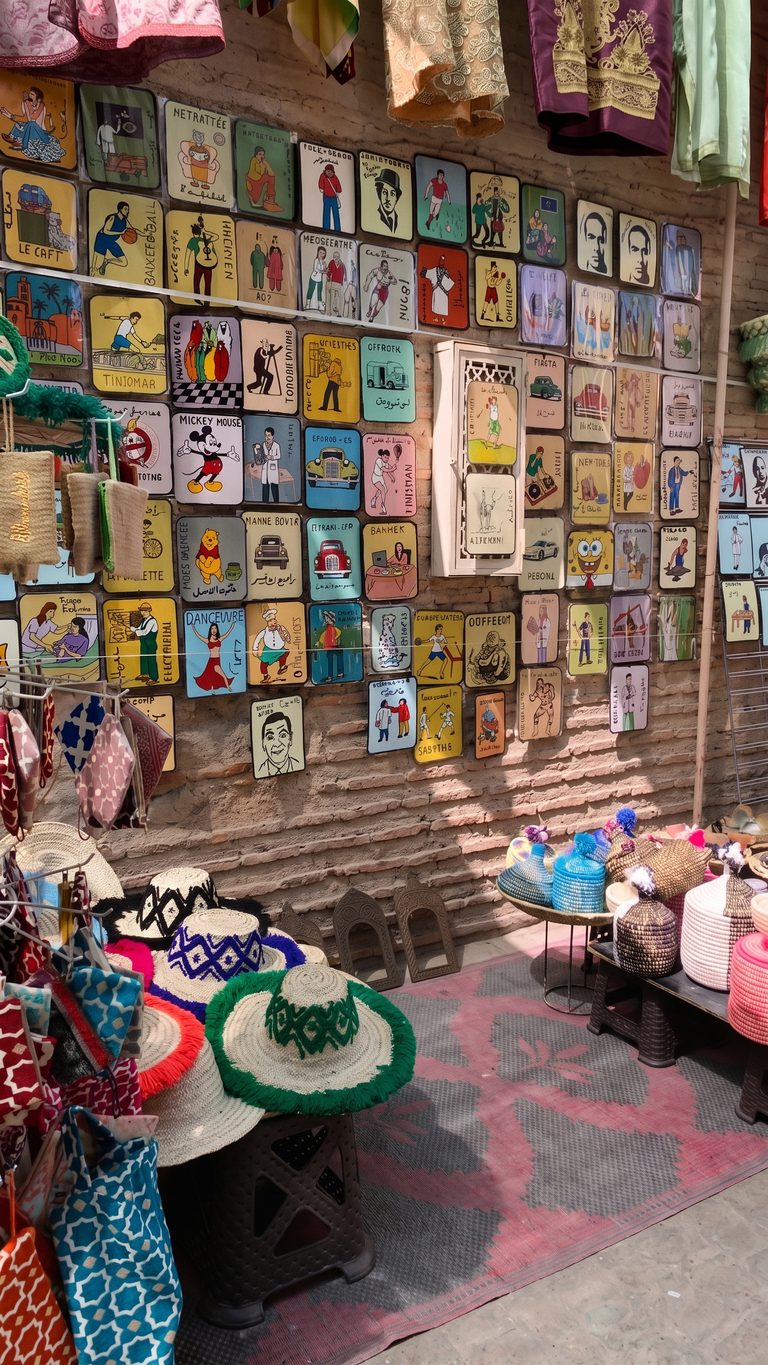 Tienda del zoco con cuadros y bordados