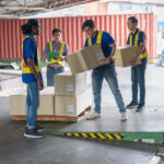 Cómo gestionar la logística en eventos multitudinarios 2 Cómo gestionar la logística en eventos multitudinarios - 4 men warehouse worker open doors steel 40 feet co 2024 10 18 03 26 44 utc