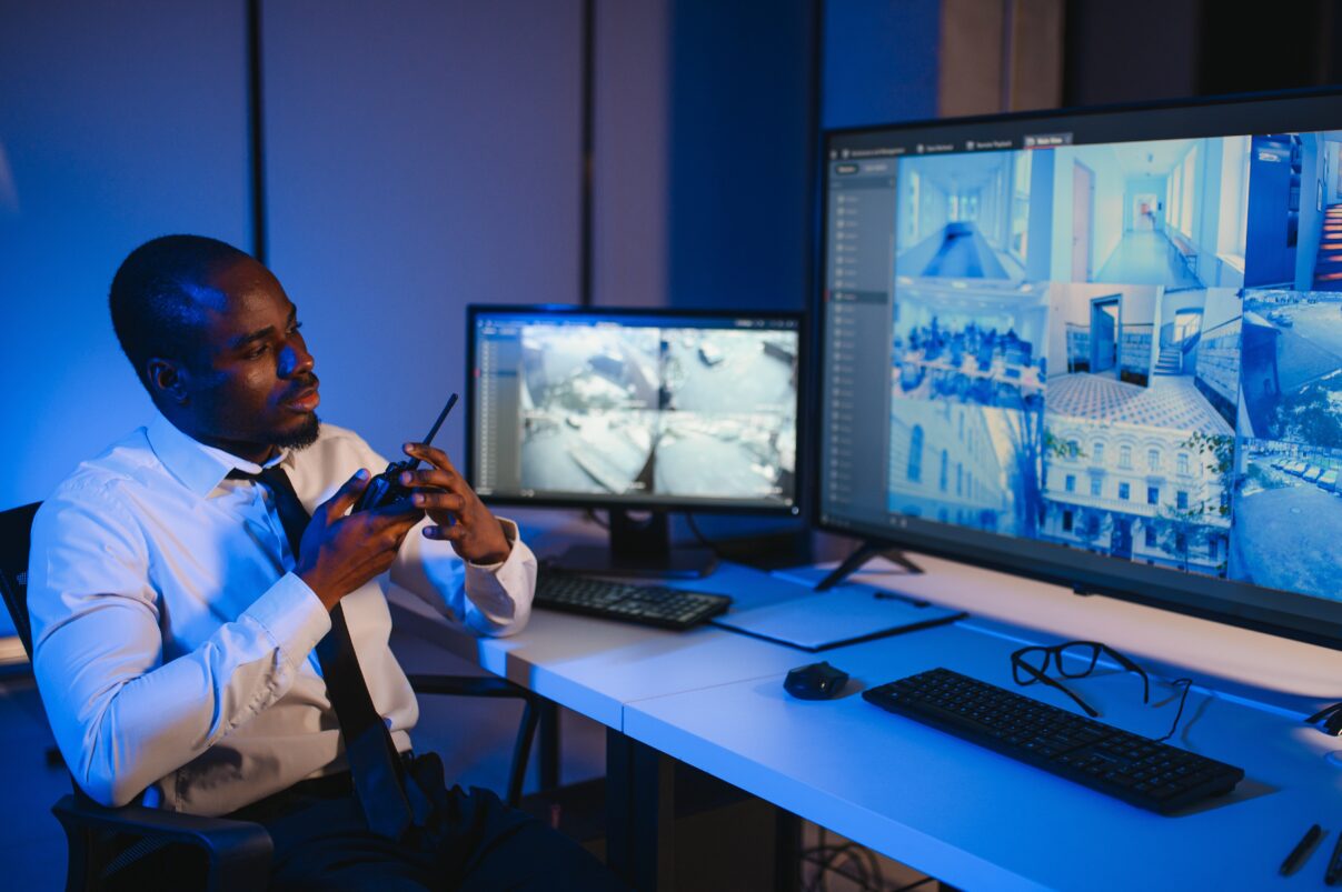 Cómo gestionar la seguridad en grandes eventos 1 Cómo gestionar la seguridad en grandes eventos - african american security officer watching the scr 2025 09 29 08 54 46 utc