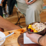 Ideas de menús saludables para eventos - banner of chef showing vegan bowl to audience taki 2025 07 11 02 09 00 utc