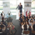 Estrategias de marketing en ferias y congresos - business people applauding businessman after succe 2025 04 03 15 37 46 utc