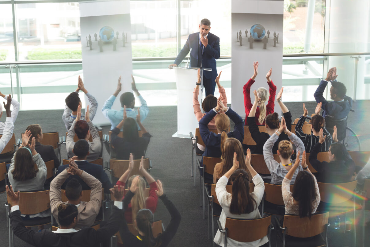 Estrategias de marketing en ferias y congresos 1 Estrategias de marketing en ferias y congresos - business people applauding businessman after succe 2025 04 03 15 37 46 utc