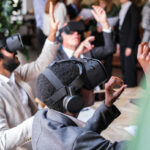 Cómo utilizar tecnología de realidad virtual en eventos 2 Cómo utilizar tecnología de realidad virtual en eventos - business people exploring virtual reality in moder 2026 03 16 04 55 10 utc