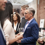 Protocolo y etiqueta en eventos empresariales formales - business team socializing at after works drinks in 2026 01 05 06 27 11 utc