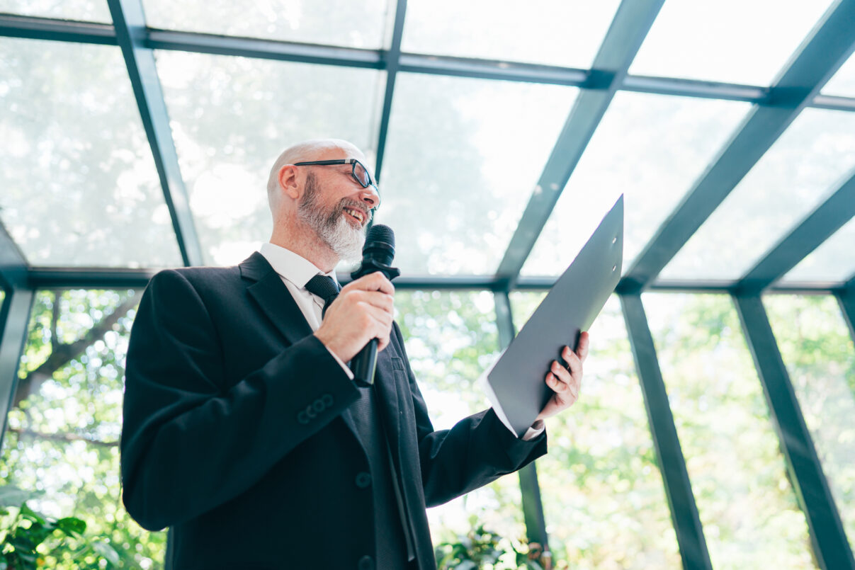 Las ventajas de contratar a un maestro de ceremonias para eventos 1 Las ventajas de contratar a un maestro de ceremonias para eventos - businessmen and businesswomen making a corporate p 2025 03 15 22 13 40 utc