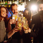 Beneficios de los afterworks para la retención de talento 5 Beneficios de los afterworks para la retención de talento - cheering and drinking cocktails group of friends 2026 01 09 08 39 21 utc
