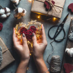 Regalos personalizados para fortalecer relaciones comerciales 5 Regalos personalizados para fortalecer relaciones comerciales - close up on female hands holding a gift in a pink 2024 11 27 12 52 12 utc