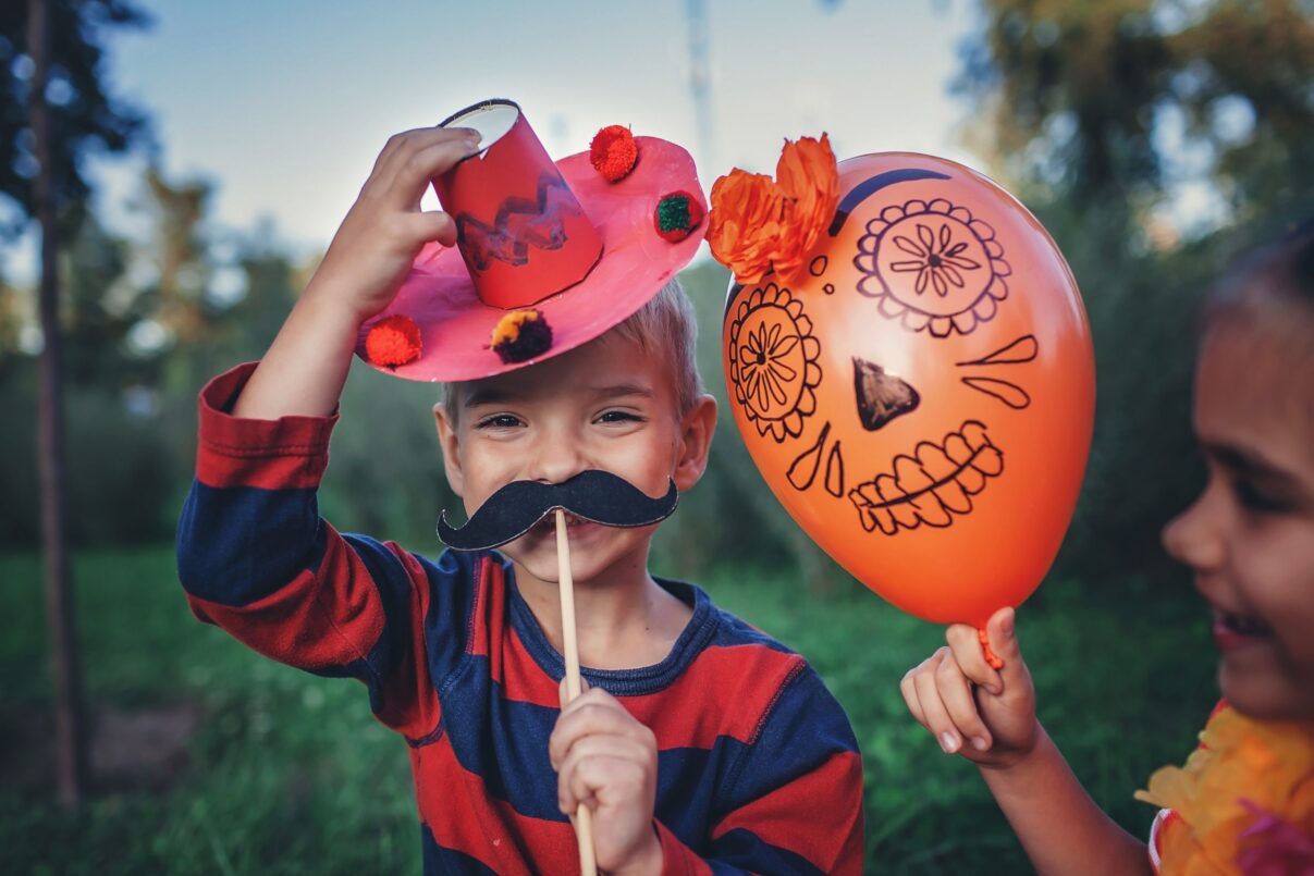 Cumpleaños infantiles de disfraces - day of the dead and halloween cute kids wearing in YR9T8MV scaled