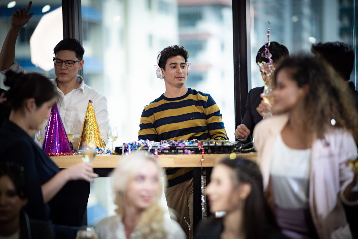 Cómo sorprender a tus empleados en eventos internos 1 Cómo sorprender a tus empleados en eventos internos - dj working with digital mixer controller in cele 2025 03 27 02 24 05 utc