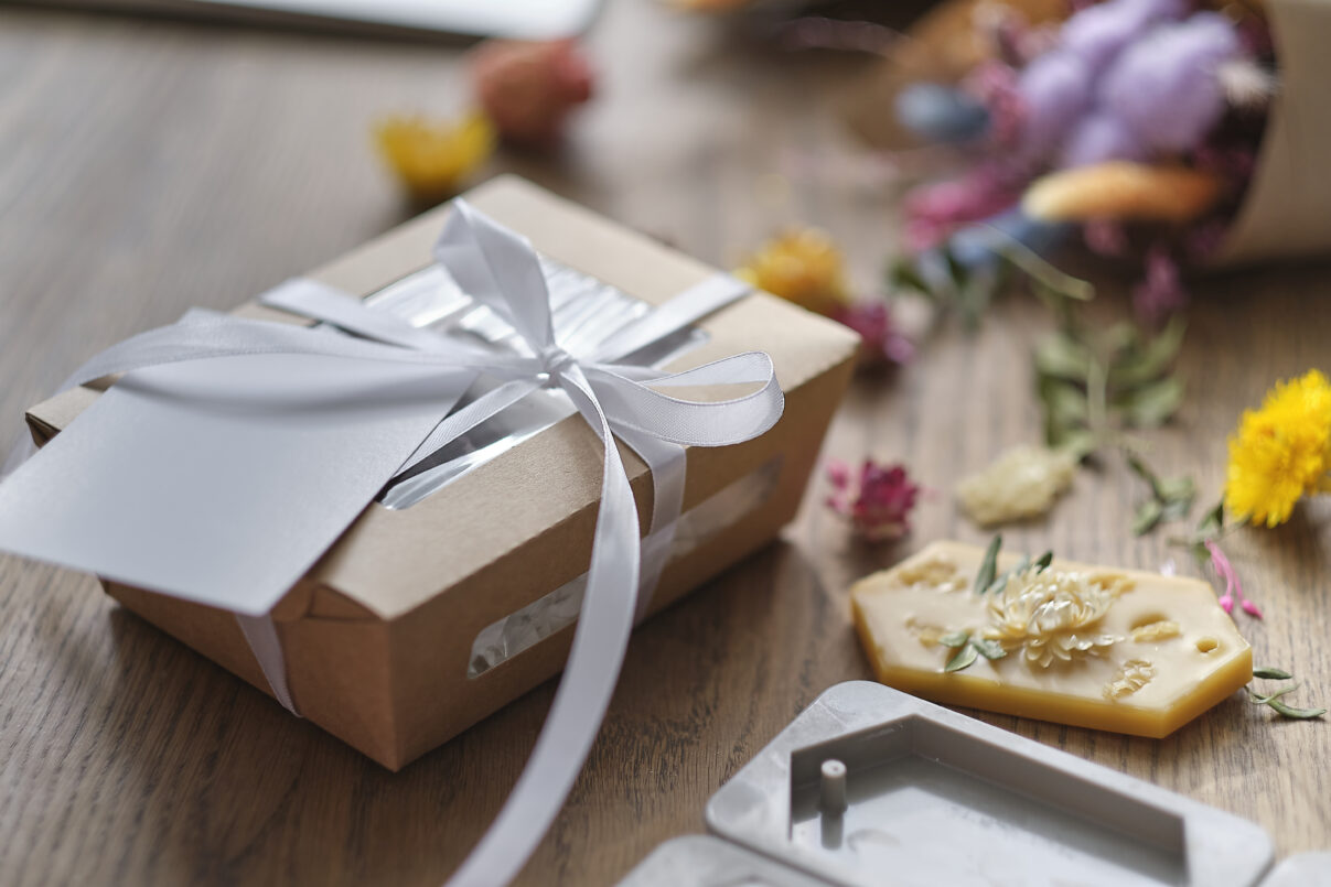 Elementos esenciales en un kit de bienvenida para invitados 1 Elementos esenciales en un kit de bienvenida para invitados - dried flowers aromatic sachets made by hand autu 2025 02 21 05 12 02 utc