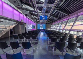 Sala Leds - Teatro 300 pax - Led Rosa - Persiana subida v10