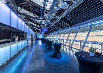 Sala leds- cocktail- leds azul claro -persianas subidas con mantel negro v6