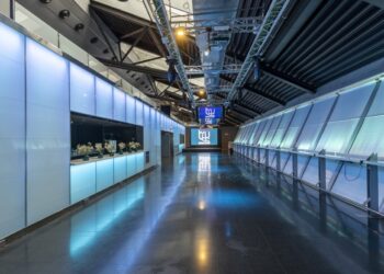 Sala leds - diafana - leds azul claro - persianas bajadas