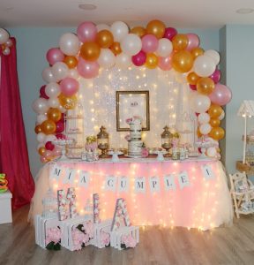 Decoracion cumpleaños mesa dulce con globos cisne
