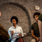 Cómo organizar eventos empresariales en espacios históricos 4 Cómo organizar eventos empresariales en espacios históricos - female psychologist talking to group of diverse ve 2025 02 11 14 54 21 utc