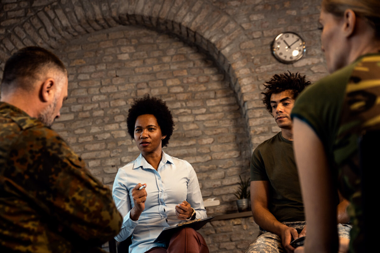 Cómo organizar eventos empresariales en espacios históricos 1 Cómo organizar eventos empresariales en espacios históricos - female psychologist talking to group of diverse ve 2025 02 11 14 54 21 utc