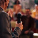 Estrategias de comunicación para eventos empresariales - focus on the female hand holding a microphone p 2025 12 17 18 53 14 utc
