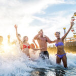 Actividades acuáticas para eventos de verano - friends playing in the ocean 2026 01 08 07 56 31 utc
