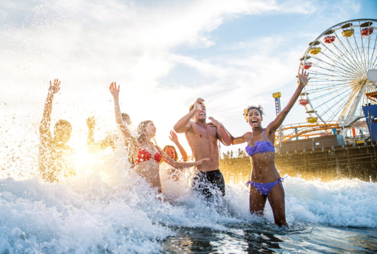 Actividades acuáticas para eventos de verano - friends playing in the ocean 2026 01 08 07 56 31 utc