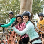 Actividades lúdicas para desconectar en jornadas de empresa 4 Actividades lúdicas para desconectar en jornadas de empresa - friends standing on rope bridge 2025 04 03 03 43 18 utc