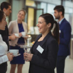 Cómo integrar experiencias digitales en eventos presenciales 4 Cómo integrar experiencias digitales en eventos presenciales - group of businesspeople interacting with each othe 2023 11 27 05 05 10 utc