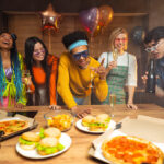 Cenas temáticas para fomentar la cultura corporativa 4 Cenas temáticas para fomentar la cultura corporativa - group of friends making party at home on new year 2025 03 13 19 41 12 utc