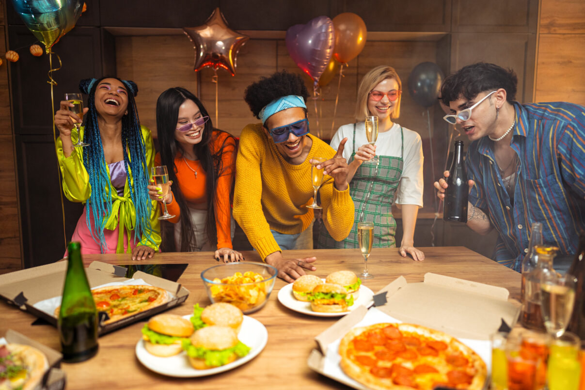 Cenas temáticas para fomentar la cultura corporativa 1 Cenas temáticas para fomentar la cultura corporativa - group of friends making party at home on new year 2025 03 13 19 41 12 utc