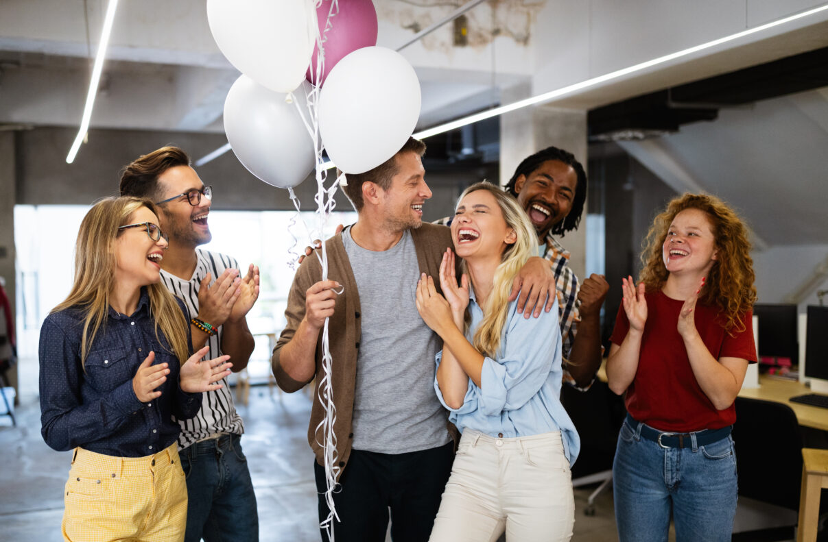 Cómo planificar eventos sorpresa para empleados - group of successful happy business people in offic 2026 01 08 23 50 06 utc