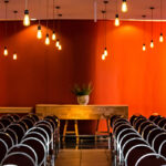 Claves para lograr una ambientación perfecta en cenas de empresa 2 Claves para lograr una ambientación perfecta en cenas de empresa - hall with a beautiful interior with a lot of lamps 2026 03 18 07 02 28 utc